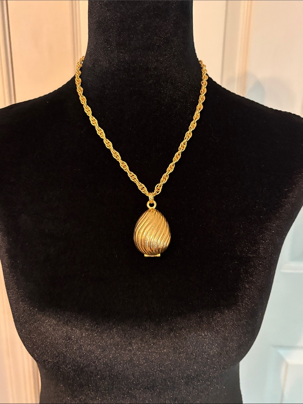 Vintage 1960s Avon Golden Charmer Necklace